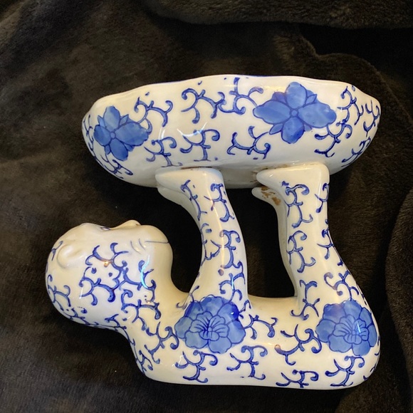 Vintage Chinoiserie Blue and White Monkey Holding a Bowl Decorative Hold… - Picture 4 of 8